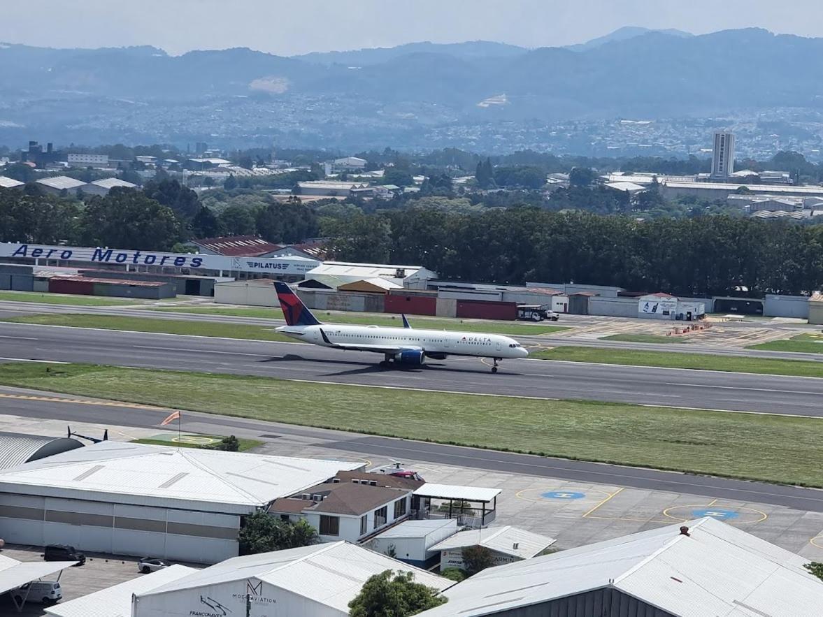 Amazing Volcano Views In Front Of Airport Guatemala City Exteriör bild