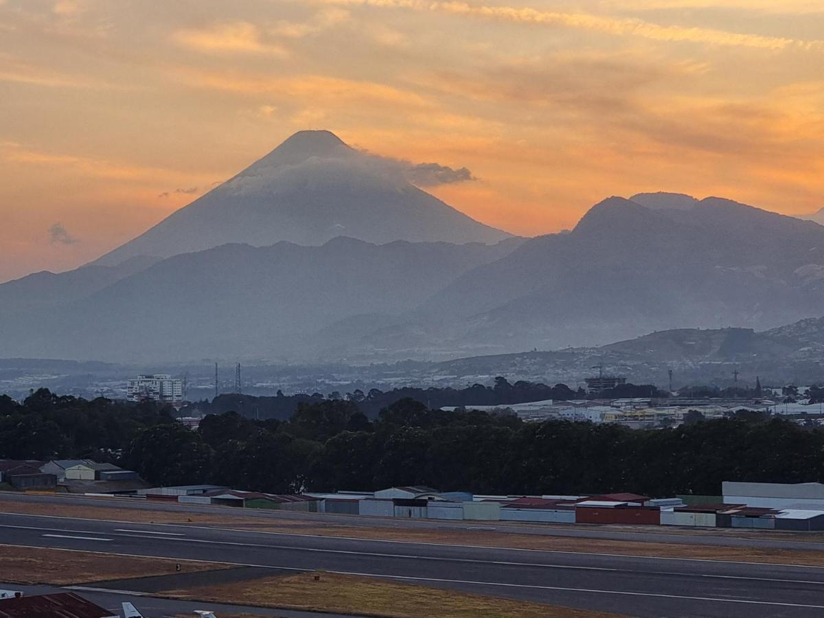 Amazing Volcano Views In Front Of Airport Guatemala City Exteriör bild