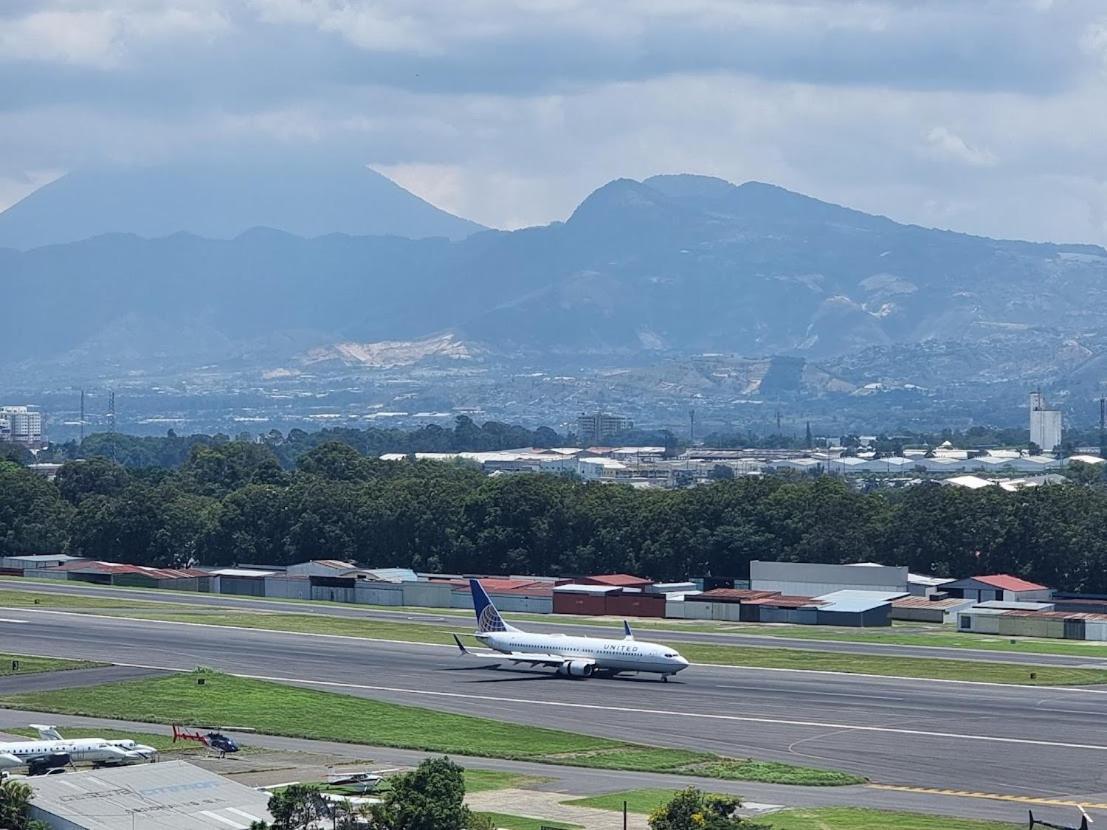 Amazing Volcano Views In Front Of Airport Guatemala City Exteriör bild