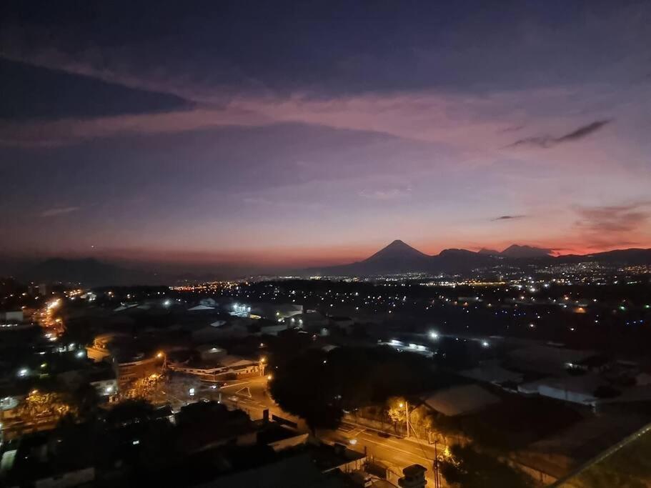 Amazing Volcano Views In Front Of Airport Guatemala City Exteriör bild