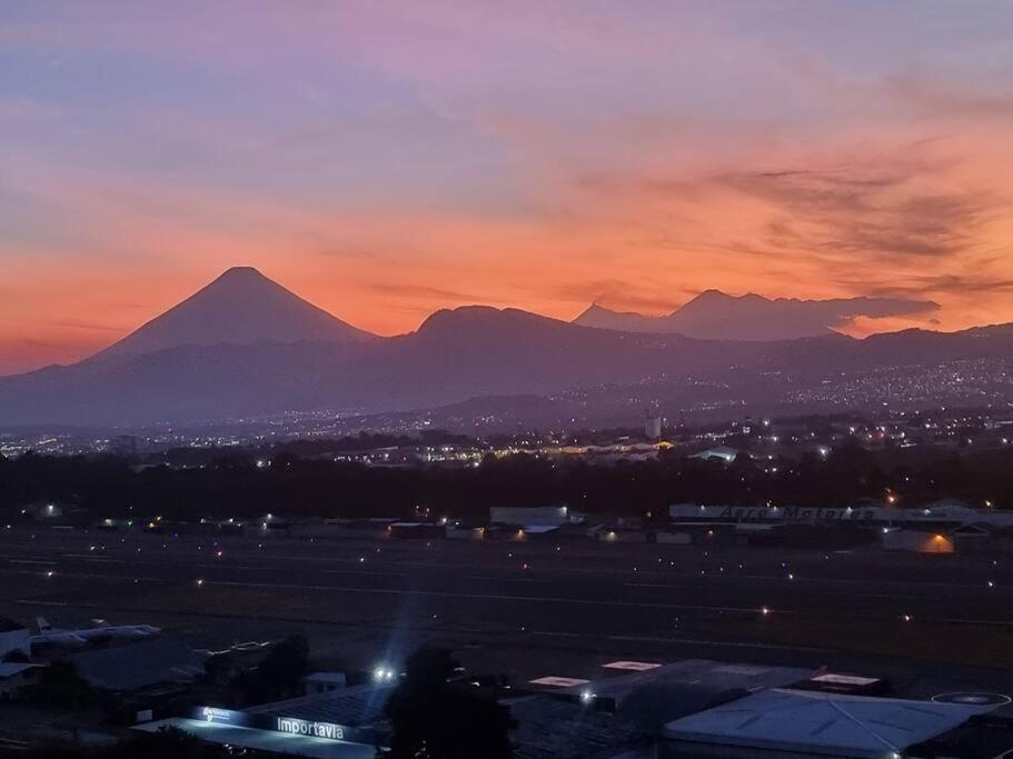 Amazing Volcano Views In Front Of Airport Guatemala City Exteriör bild