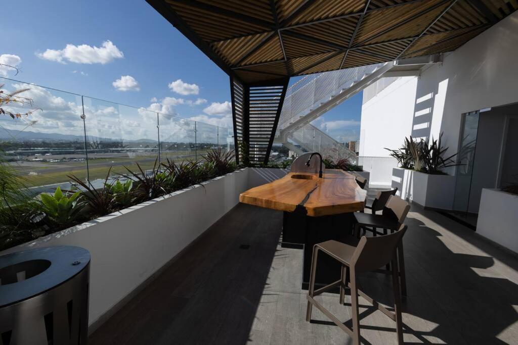 Amazing Volcano Views In Front Of Airport Guatemala City Exteriör bild