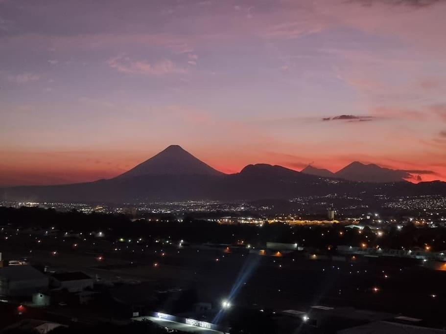 Amazing Volcano Views In Front Of Airport Guatemala City Exteriör bild